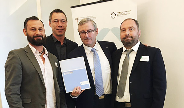 Foto zeigt Andre Becker und Robert Naumann (Haus & Boot Manufaktur Becker / Naumann GbR), Staatssekretär Dr. Jürgen Ude (Ministerium für Wirtschaft, Wissenschaft und Digitalisierung des Landes Sachsen-Anhalt), Nils Sandvoß (Förderberatung Unternehmenskunden Investitionsbank Sachsen-Anhalt)