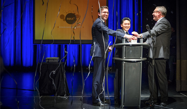 Thomas Wünsch, Götz Ulrich und Dat Tran betätigen gemeinsam den Schalter zum Launch des Portals INKA+