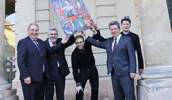 Foto zeigt IB-Chef Manfred Maas, Wirtschaftsminister Prof. Dr. Armin Willingmann, Projektinitiator Alex Bieß, Oberbürgermeister Dr. Lutz Trümper und toolboxx-Geschäftsführer René Schwarze vor dem Rathaus Magdeburg