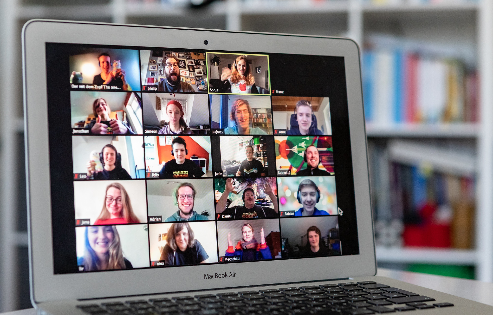 Laptopbildschirm mit TeilnehmerInnen einer Videoonferenz
