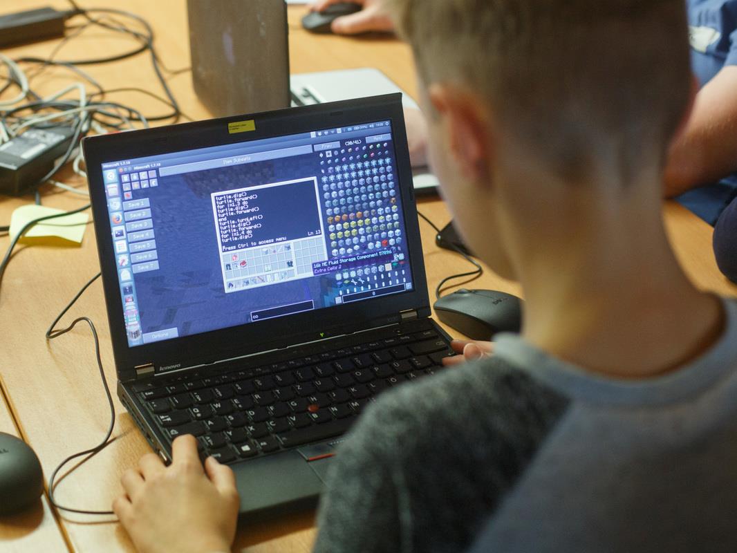 Junge lernt am Laptop programmieren