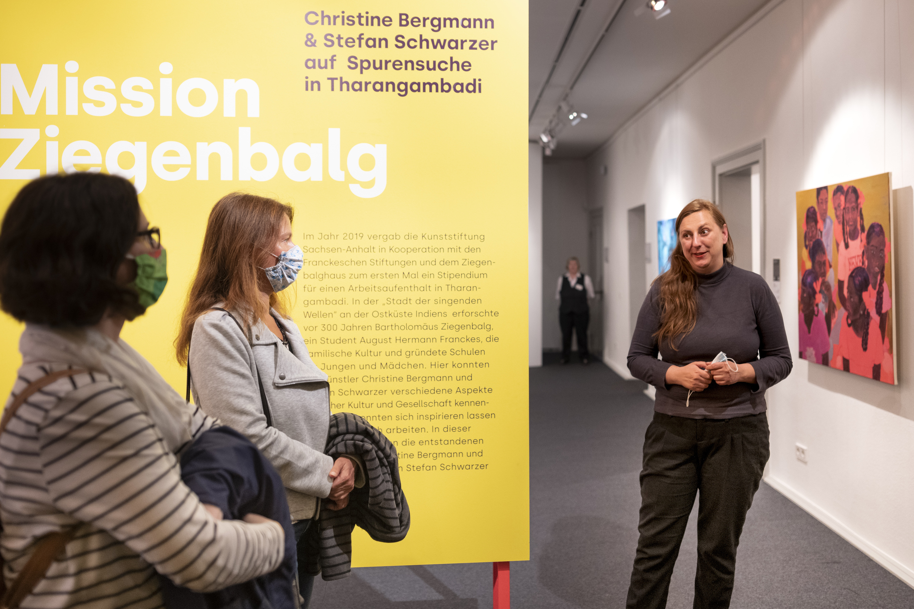 Künstlerin Christine Bergmann im Gespräch mit Ausstellungsbesuchern