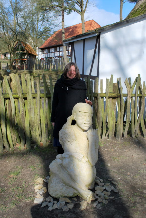 Künstlerin Rebekka Rauschhardt steht hinter ihrer Skulptur